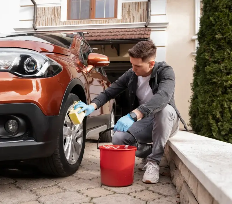 Lavage auto à domicile Courbesseaux : professionnel intervenant sur un véhicule